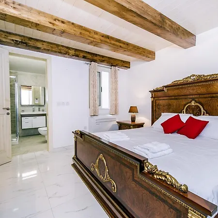 Sliema, Guest House. Theoria Travel