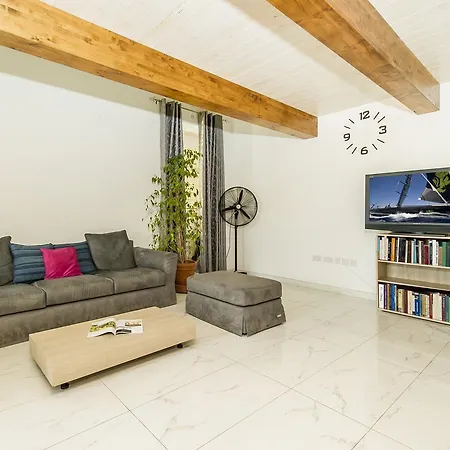Sliema, Guest House. Theoria Travel سليمة