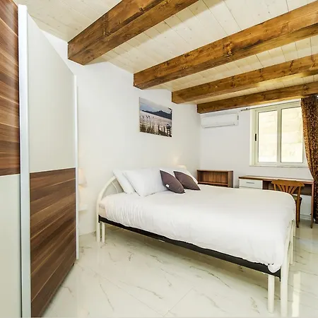 Sliema, Guest House. Theoria Travel بيت ضيافة *