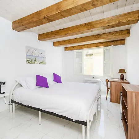 Sliema, Guest House. Theoria Travel سليمة