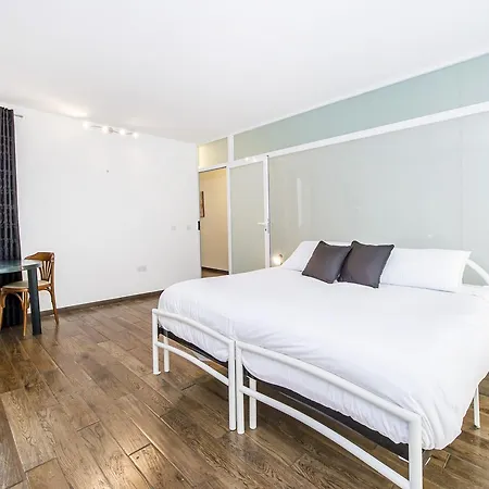 Sliema, Guest House. Theoria Travel
